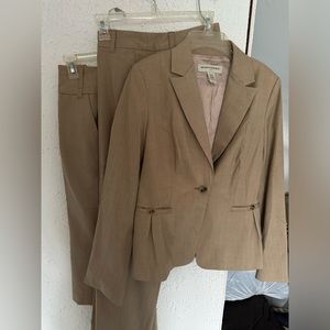 Banana Republic 3 Piece Suit-size 4 Wool Blend tan suit